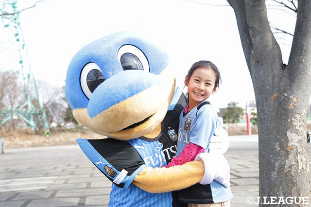 Ｊリーグ王者川崎Ｆのマスコット、ふろん太。キッズたちにも大人気!!【FUJI XEROX SUPER CUP 2018】