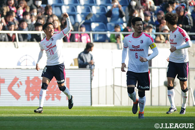 相手のDFをかわした清武 弘嗣（Ｃ大阪）が放ったシュートがゴールネットを揺らし、Ｃ大阪は追加点を奪った【FUJI XEROX SUPER CUP 2018】