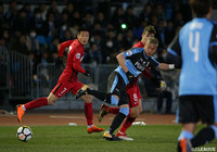 強力攻撃陣に対し、体を張った激しい守備を見せる奈良 竜樹（川崎Ｆ）【ACL GS MD1 川崎Ｆvs上海上港】