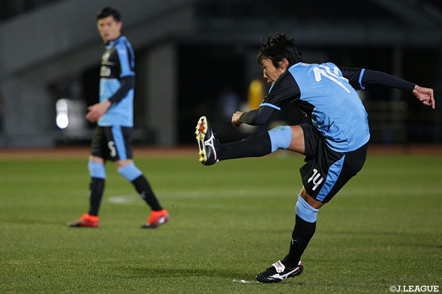 中村 憲剛（川崎Ｆ）がFKを直接狙うが、壁に当たってしまい得点は奪えず【ACL GS MD1 川崎Ｆvs上海上港】