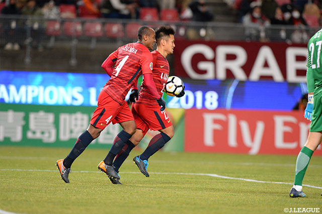 鹿島は後半6分に遠藤 康（右）のゴールで追いつくも、初戦を勝利で飾ることはできなかった【ACL GS MD1 鹿島vs上海緑地申花】