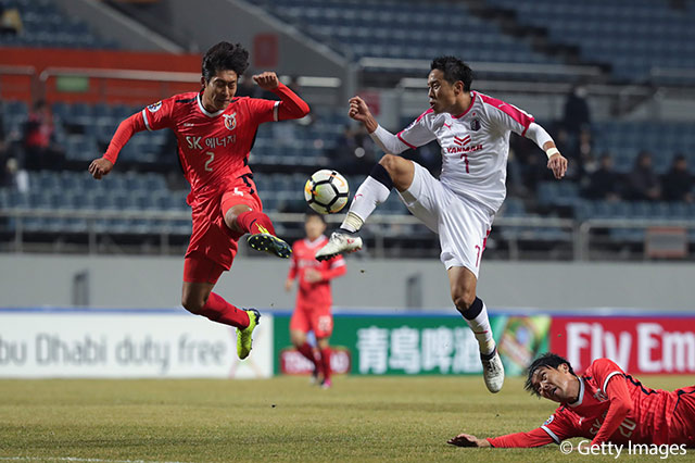 前半21分、DFのクリアミスを見逃さなかった水沼（Ｃ大阪）がループシュートを放つも得点ならず【ACL GS MD1 済州vsＣ大阪】