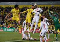 アントニー　モデスト（天津権健）と激しく競り合うクリスティアーノ（柏）【ACL GS MD2 柏vs天津権健】