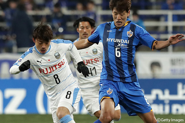 相手選手と激しくボールを奪い合う阿部 浩之（川崎Ｆ）【ACL GS MD2 蔚山vs川崎Ｆ】