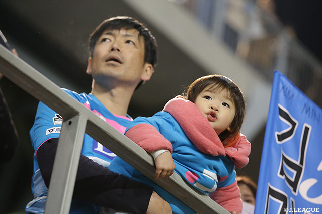 ちびっこサポも厚着をして準備万端！【明治安田Ｊ１ 第1節 鳥栖vs神戸】