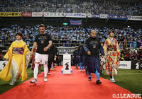史上初めて金曜日の開幕を迎えたＪリーグ。両チームの選手たちが振袖姿の女性たちと入場【明治安田Ｊ１ 第1節 鳥栖vs神戸】