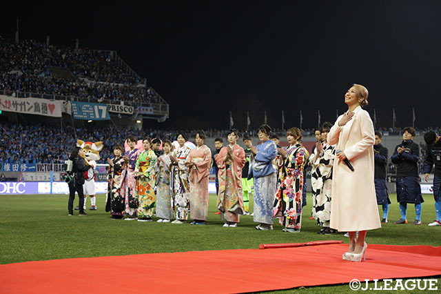 国家斉唱を務めた歌手の倖田 來未さん【明治安田Ｊ１ 第1節 鳥栖vs神戸】
