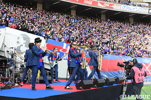 試合前には東京スカパラダイスオーケストラの生演奏が披露され、サポーターのモチベーションを上げた【明治安田Ｊ１ 第1節 FC東京vs浦和】