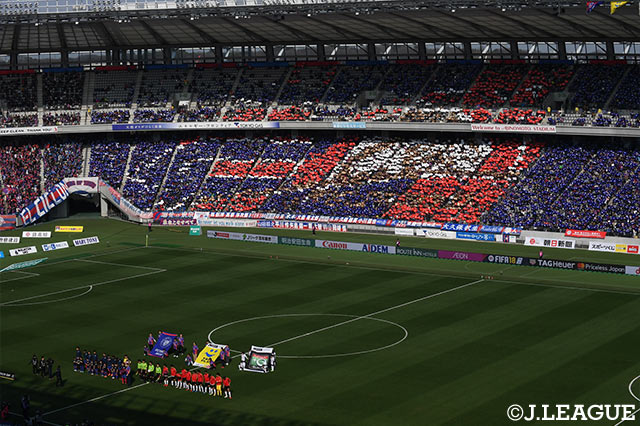 FC東京サポーターによるコレオグラフィ。味の素スタジアムが赤と青に染まった【明治安田Ｊ１ 第1節 FC東京vs浦和】