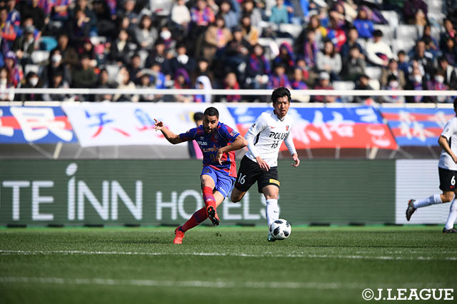 味方へパスを出すディエゴ オリヴェイラ（FC東京）【明治安田Ｊ１ 第1節 FC東京vs浦和】