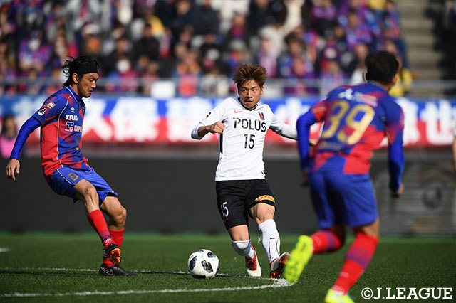 長澤 和輝（浦和）を厳しくマークする髙萩 洋次郎（FC東京）【明治安田Ｊ１ 第1節 FC東京vs浦和】