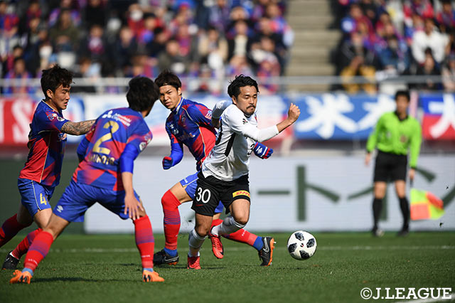 興梠 慎三（浦和）がボールを持って走りこむが、FC東京のDFに鋭く寄せられてしまう【明治安田Ｊ１ 第1節 FC東京vs浦和】
