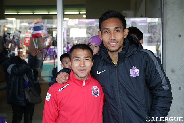 試合前にチャナティップ（札幌）とティーラシン（広島）の2人で記念撮影！【明治安田Ｊ１第1節広島vs札幌】