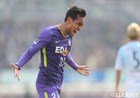 ヘディングシュートを決めて喜ぶティーラシン(広島)【明治安田J1第1節広島vs札幌】