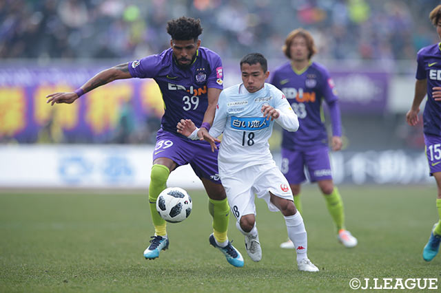 チャナティップ（札幌）は攻めの姿勢を見せるも中々ゴールネットを揺らすことはできない【明治安田Ｊ１第1節広島vs札幌】