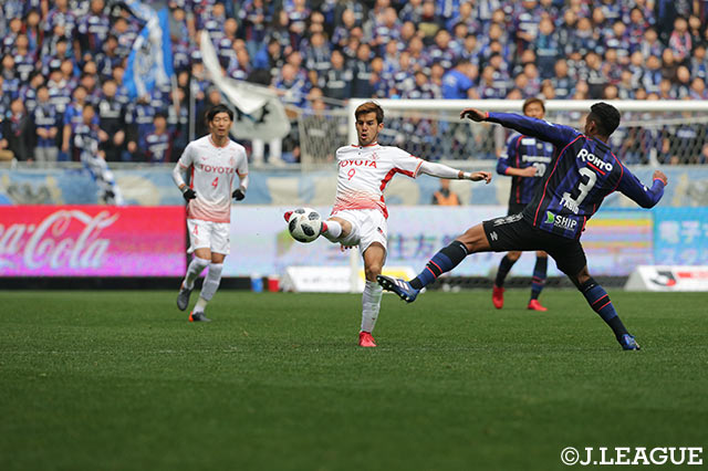 激しくボールを奪い合う長谷川 アーリアジャスール（名古屋）とファビオ（Ｇ大阪）【明治安田Ｊ１ 第1節 Ｇ大阪vs名古屋】