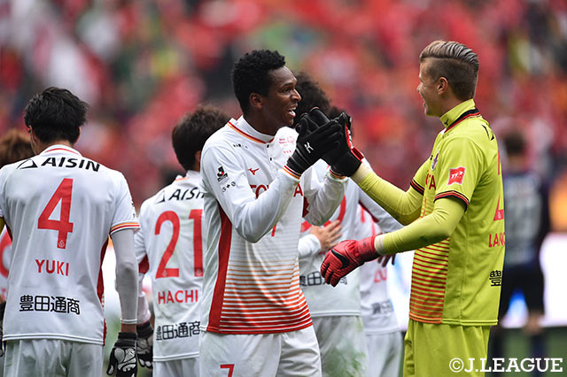 アウェイで逆転勝利を飾り、喜ぶ名古屋の選手たち【明治安田Ｊ１ 第1節 Ｇ大阪vs名古屋】