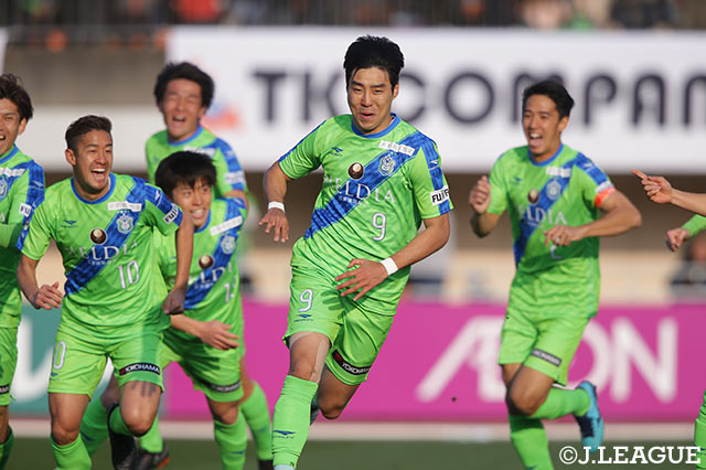 先制ゴールを決めたイ ジョンヒョプ（湘南）をチームメイトたちが祝福【明治安田Ｊ１ 第1節 湘南vs長崎】