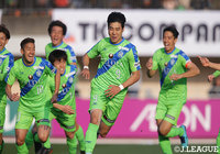 先制ゴールを決めたイ ジョンヒョプ（湘南）をチームメイトたちが祝福【明治安田Ｊ１ 第1節 湘南vs長崎】