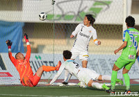 こぼれ球に反応した田上 大地がダイビングヘッドで押し込み、長崎が同点に追い付く【明治安田Ｊ１ 第1節 湘南vs長崎】