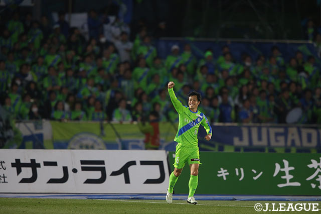 湘南の勝ち越しゴールを決めた石川 俊輝のガッツポーズ【明治安田Ｊ１ 第1節 湘南vs長崎】