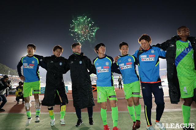 ホーム開幕で勝利した湘南を祝福すべく、スタジアムには花火が上がった【明治安田Ｊ１ 第1節 湘南vs長崎】