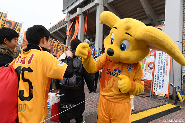 パルちゃんが元気にサポーターをお出迎え！【明治安田Ｊ１ 第1節 清水vs鹿島】