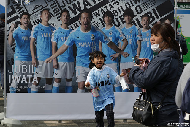 タペストリーを前に記念に1枚！女の子もご満悦です【明治安田Ｊ１ 第1節 磐田vs川崎Ｆ】