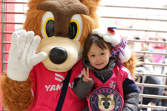 試合前にロビーと記念撮影！【明治安田Ｊ１ 第1節 Ｃ大阪vs横浜FM】