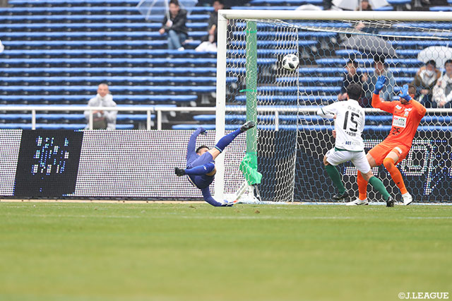 5分に石津 大介が豪快なオーバーヘッドシュートを決め福岡が先制！【明治安田Ｊ２ 第1節 福岡vs岐阜】