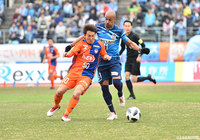 主導権を握るべくマッチアップを繰り広げた坂井(新潟)とアレックス(讃岐)【明治安田J2 第1節 讃岐vs新潟】