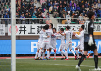 前半27分、塚川 孝輝（岡山）のゴールが決まり歓喜する選手たち【明治安田Ｊ２ 第1節 徳島vs岡山】