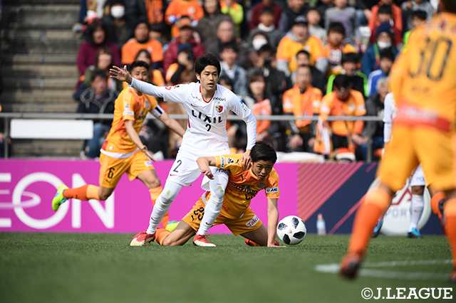 球際での激しい争いを見せる松原 后（清水）と内田 篤人（鹿島）【明治安田Ｊ１ 第1節 清水vs鹿島】