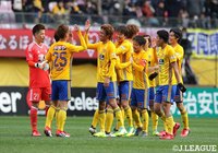 ホームでの開幕戦を勝利で飾り笑顔を見せる仙台の選手たち【明治安田Ｊ１ 第1節 仙台vs柏】