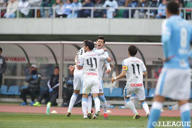 チームの2点目を奪った谷口 彰悟（川崎Ｆ）【明治安田Ｊ１ 第1節 磐田vs川崎Ｆ】