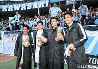 王者として迎えた新シーズンを快勝でスタートさせた川崎Ｆ。試合後、選手たちはサポーターの前で笑顔を見せた【明治安田Ｊ１ 第1節 磐田vs川崎Ｆ】