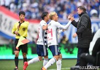 先制ゴールを決めアンジェ ポステコグルー監督のもとに駆け寄る山中 亮輔（横浜FM）【明治安田Ｊ１ 第1節 Ｃ大阪vs横浜FM】