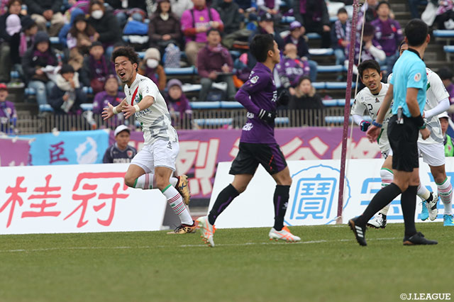 前半5分に左サイドからのクロスにヘディングで上手く合わせ先制点を奪取した鈴木 孝司（町田）【明治安田Ｊ２ 第1節 京都vs町田】