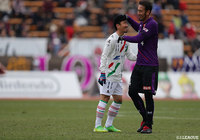 かつてのチームメイトである田中 マルクス闘莉王（京都）と中村 祐也（町田）が談笑する場面も見られた【明治安田Ｊ２ 第1節 京都vs町田】