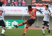 相手DFのクリアミスに素早く反応し左足で強烈なシュートを放ち先制点を決めたオナイウ 阿道（山口）【明治安田Ｊ２ 第1節 山口vs熊本】