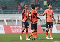 熊本の攻撃を最少失点に抑えお互いを称え合う坪井 慶介（左）ら山口の選手たち【明治安田Ｊ２ 第1節 山口vs熊本】