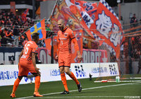 自身のゴールをお膳立てしたマテウス（左）と喜びを爆発させるシモヴィッチ（右）【明治安田Ｊ２ 第1節 大宮vs甲府】