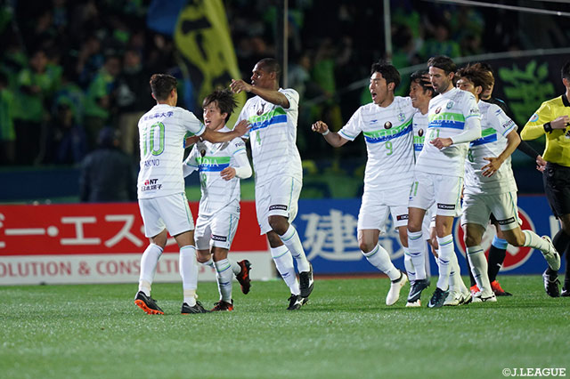 66分に松田 天馬（#18）の同点ゴールが決まり、駆け寄る湘南の選手たち【明治安田Ｊ１ 第2節 川崎Ｆvs湘南】