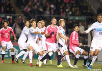 この試合でキーとなったセットプレーのポジション取りを繰り広げる両チームの選手たち【明治安田Ｊ１ 第2節 Ｃ大阪vs札幌】