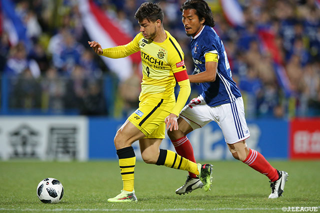 見ごたえのあるマッチアップを繰り広げたクリスティアーノ（柏）と中澤 佑二（横浜FM）【明治安田Ｊ１ 第2節 柏vs横浜FM】