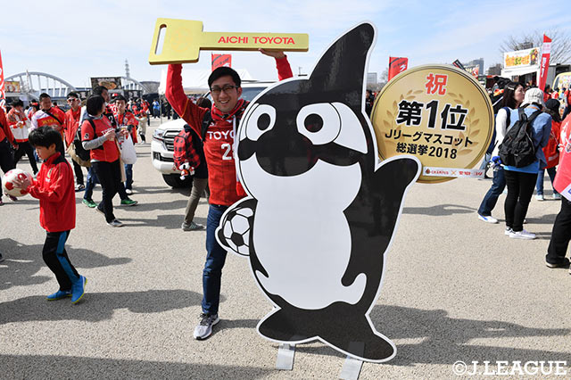 マスコット総選挙第1位に輝いたグランパスくん御大（のパネル）と記念撮影!!【明治安田Ｊ１ 第2節 名古屋vs磐田】