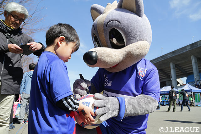 ヴァン君は手先が器用、サインもお手の物!!【明治安田Ｊ２ 第2節 甲府vs東京Ｖ】