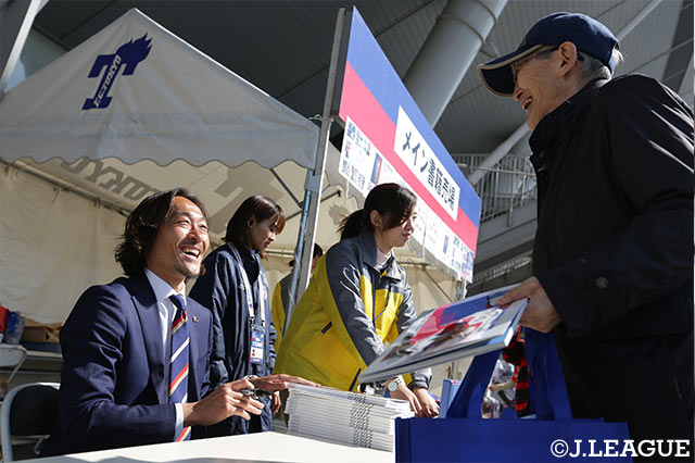昨年限りで現役を引退した石川直宏氏の写真集にサインを貰いサポーターも嬉しそう！【明治安田Ｊ１ 第2節 FC東京vs仙台】