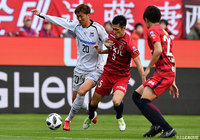 激しくマッチアップする鹿島の植田 直通とＧ大阪の長沢 駿【明治安田Ｊ１ 第2節 鹿島vsＧ大阪】