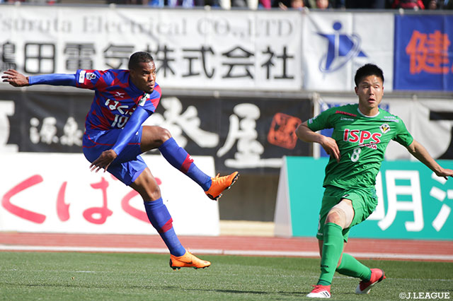 リンス（甲府）が2人のDFをかわし、シュートを放つが枠をとらえられない【明治安田Ｊ２ 第2節 甲府vs東京Ｖ】